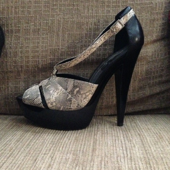 Jessica Simpson Black/Snake Heels - Picture 3 of 4