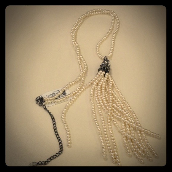 Pearl necklace tasseled