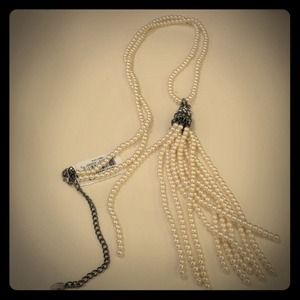 Pearl necklace tasseled