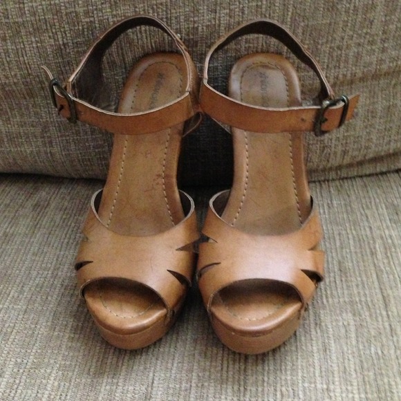 Tan Heels - Picture 2 of 4