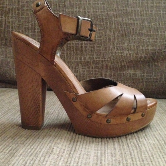 Tan Heels - Picture 3 of 4