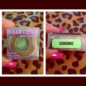 🚫🚫SOLD🚫🚫💚Urban decay shadow💚