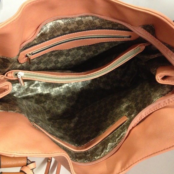 "Simple + Style" Handbag in Peach. - Picture 2 of 4
