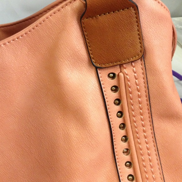 "Simple + Style" Handbag in Peach. - Picture 3 of 4