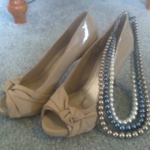 Taupe pump