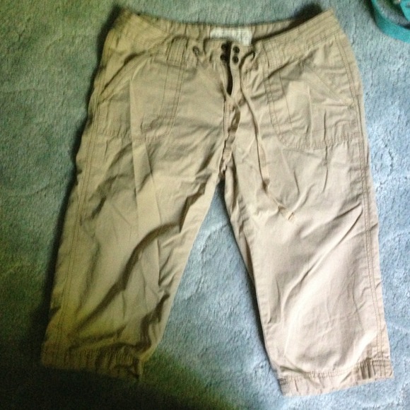 Tan capris