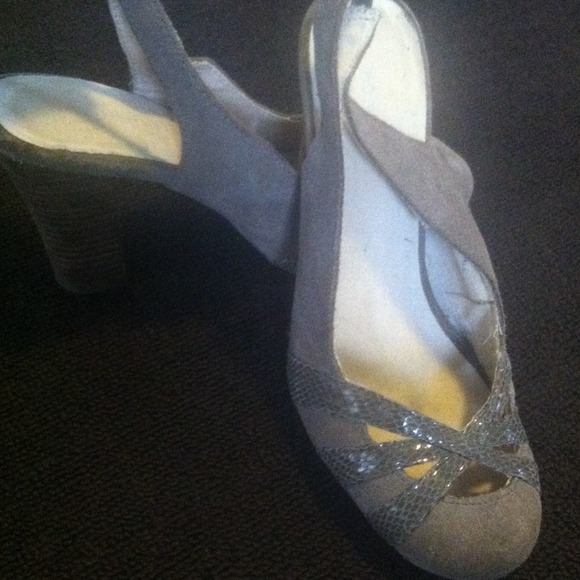 Sling back pump