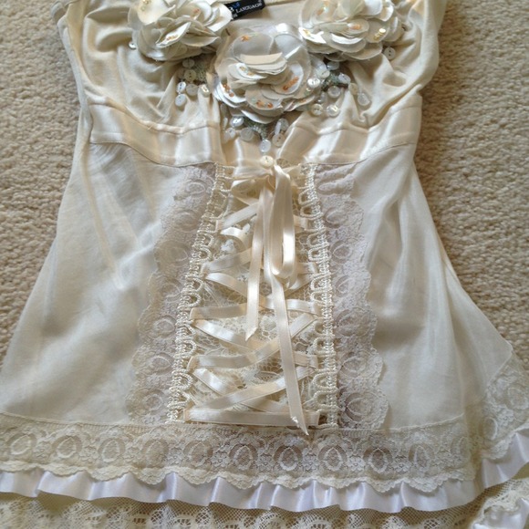 🎊SOLD🎊Cream top - Picture 3 of 4