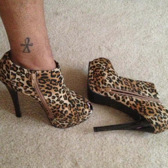 💥💥HP cozy chic💥💥Animal Print Booties SOLD - Picture 2 of 3