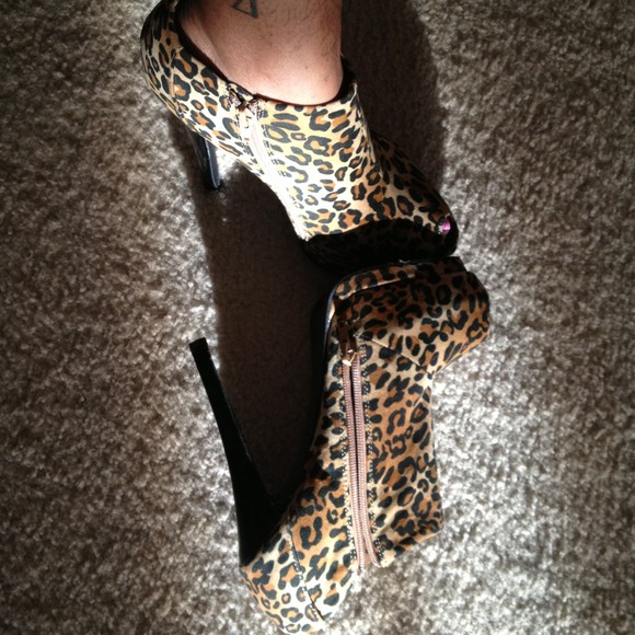 💥💥HP cozy chic💥💥Animal Print Booties SOLD - Picture 3 of 3