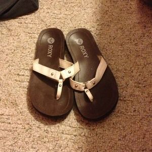 Roxy brown/white flip flops. Read description