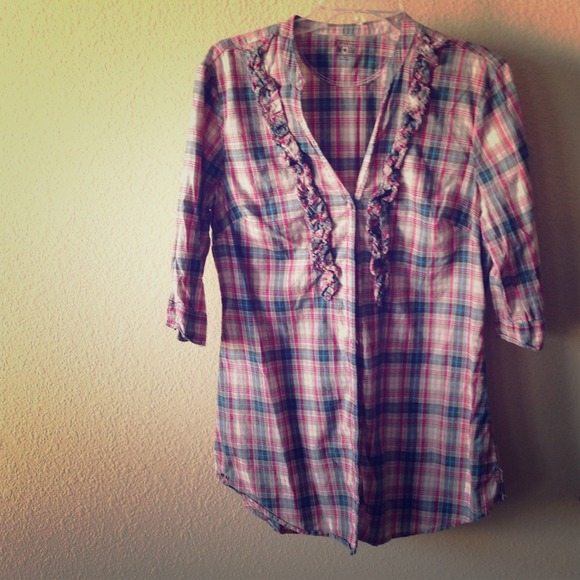 Adorable button up plaid shirt