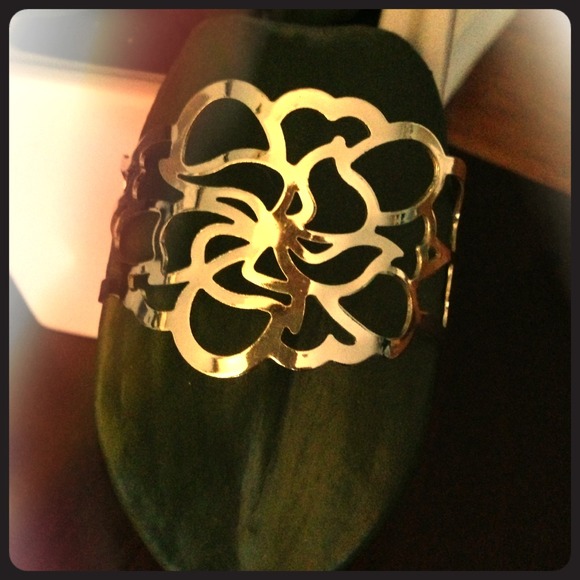 •Freebie• Metallic flower cuff bracelet
