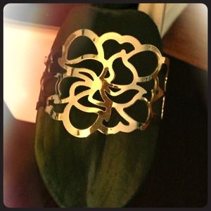 •Freebie• Metallic flower cuff bracelet