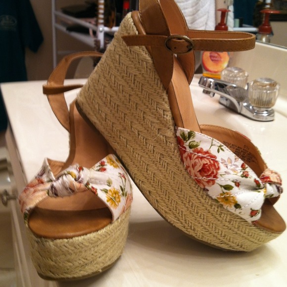 Flowered wedges