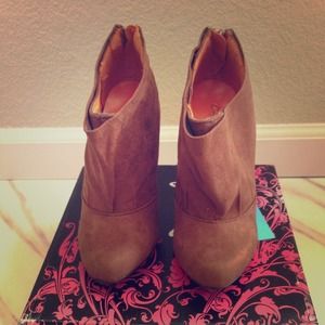 sold!brown suede back zip up bootie size 5.5