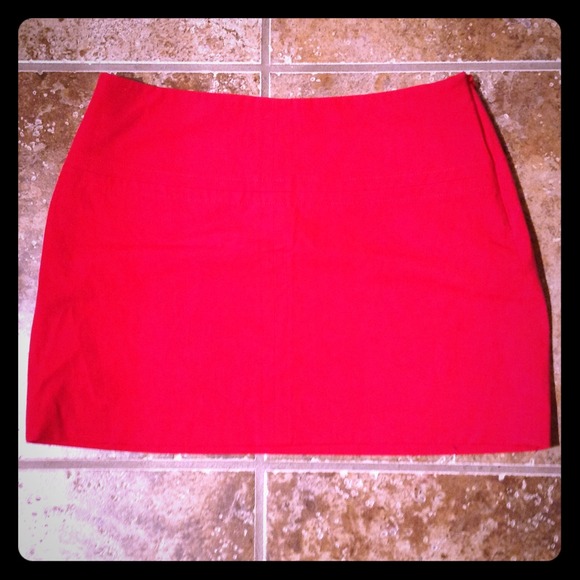Red Express stretch 7/8 short skirt