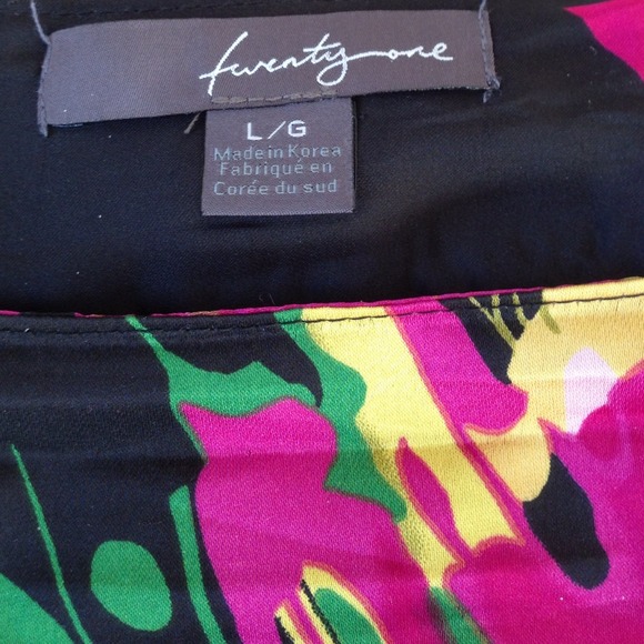 🚫SOLD🚫🎉Black/fuschia printed silky skirt - Picture 2 of 4