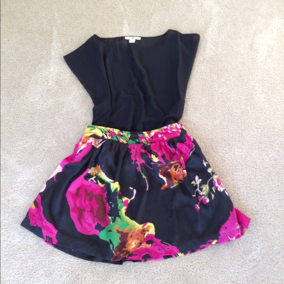 🚫SOLD🚫🎉Black/fuschia printed silky skirt - Picture 3 of 4