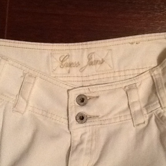 SOLD. Reduced!!!! Cute! Guess white capris - Picture 2 of 4