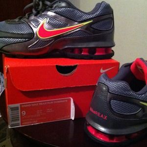 Nike women's Reax size 9