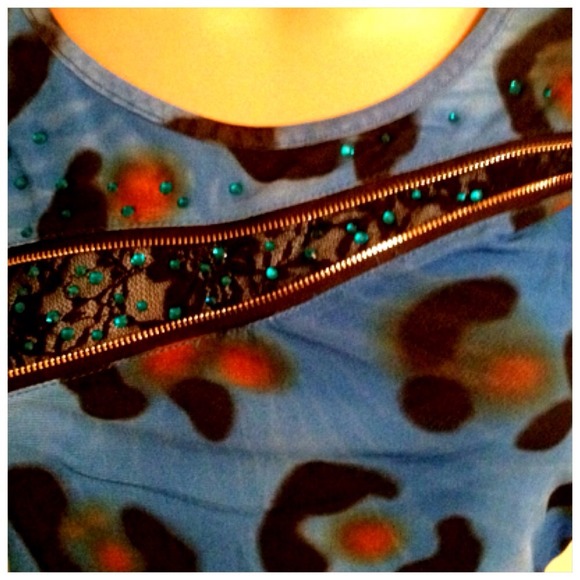 Graphic Print Top With Zipper Detail - Picture 2 of 2