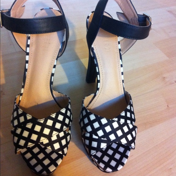NWOT black and white heels - Picture 2 of 3