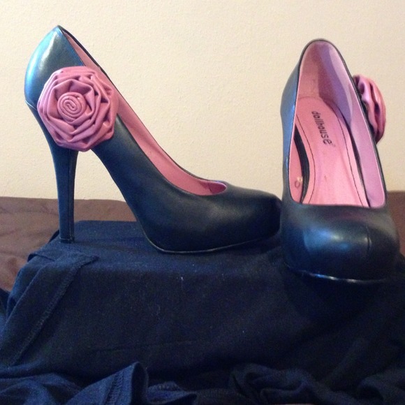 Gorgeous Black Dollhouse Pumps - Picture 2 of 4