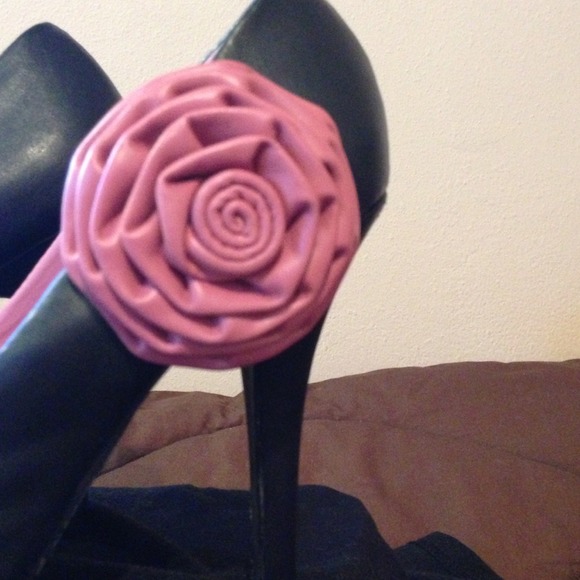 Gorgeous Black Dollhouse Pumps - Picture 4 of 4