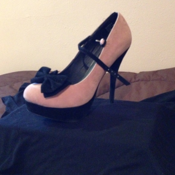 Marco Santi Bow Heels - Picture 2 of 4