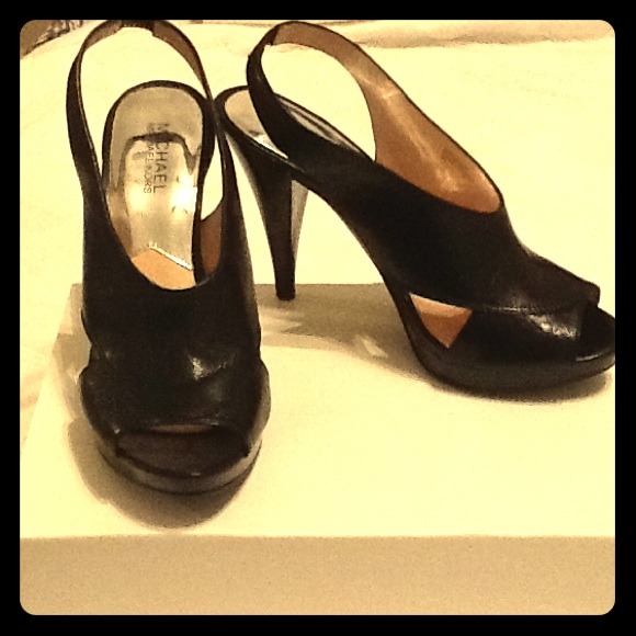 @vestal13 MICHAEL Michael Kors black pumps!