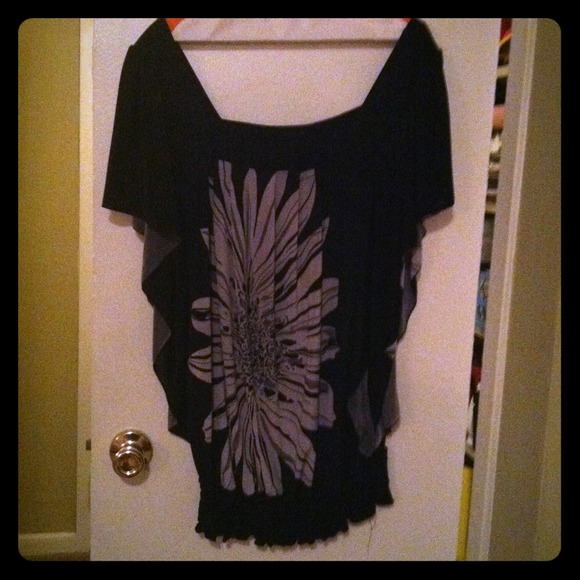 ⭕️SOLD⭕️Black and Gray floral dolman sleeve shirt