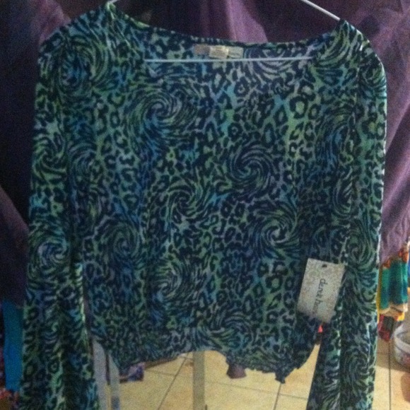 Shirt with bell sleeves