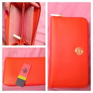 Orang Tory burch wallet