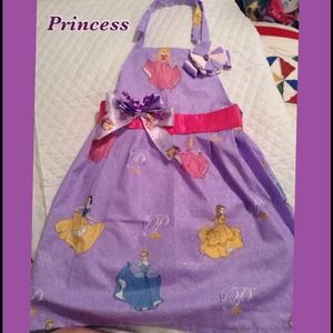 💜💜💜💜💜💜Princess apron size 4/5 reg 2 pictures