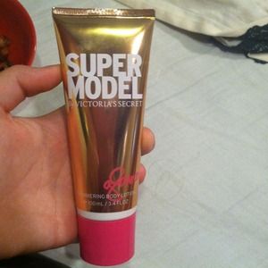 Super model shimmering body lotion