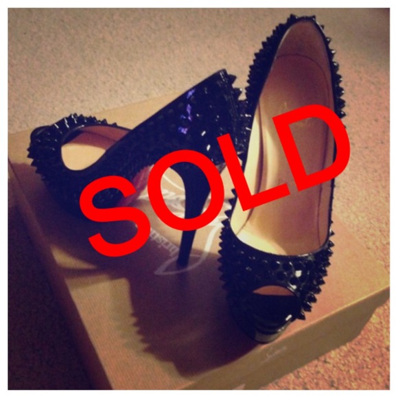 ❌❌SOLD @lesrincon❌❌ CL black spike peep toes pumps
