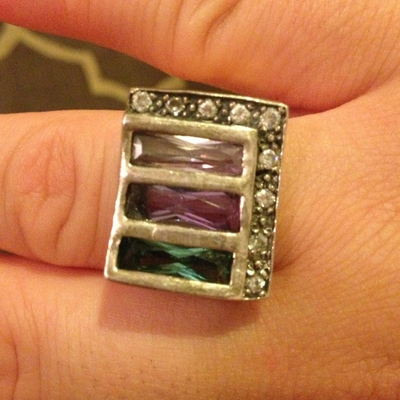 Silver, cute ring. I believe side stones are cz - Picture 2 of 3
