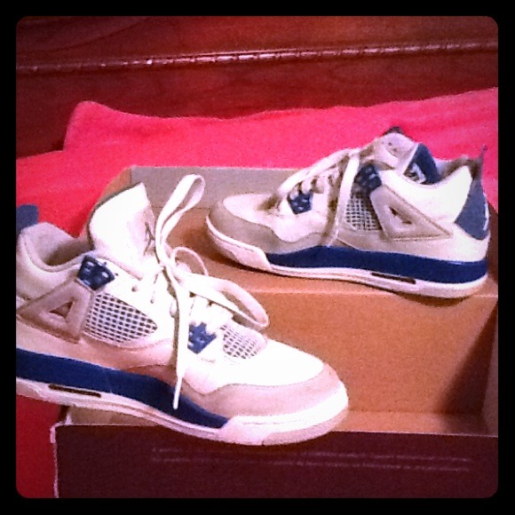 WOMAN'S SIZE 8 or 6Y JORDAN retro 4 military