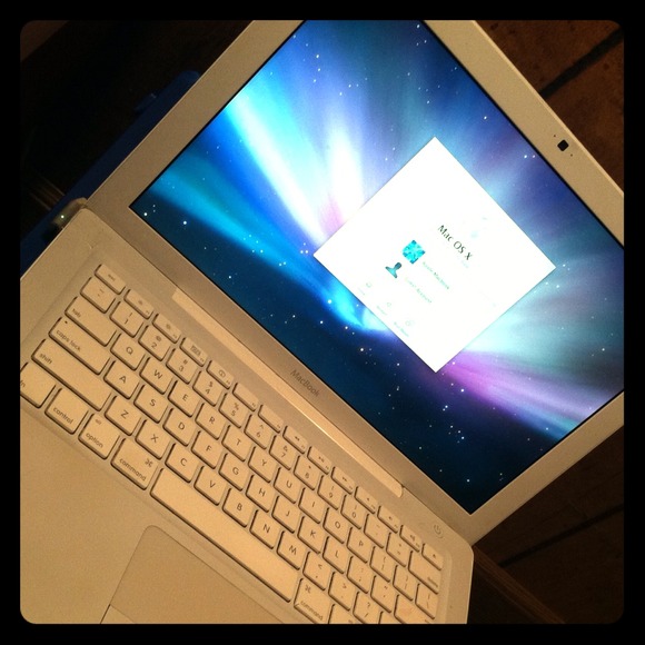 Apple Macbook 13" (2008)ーUSED/ Works Fine!!