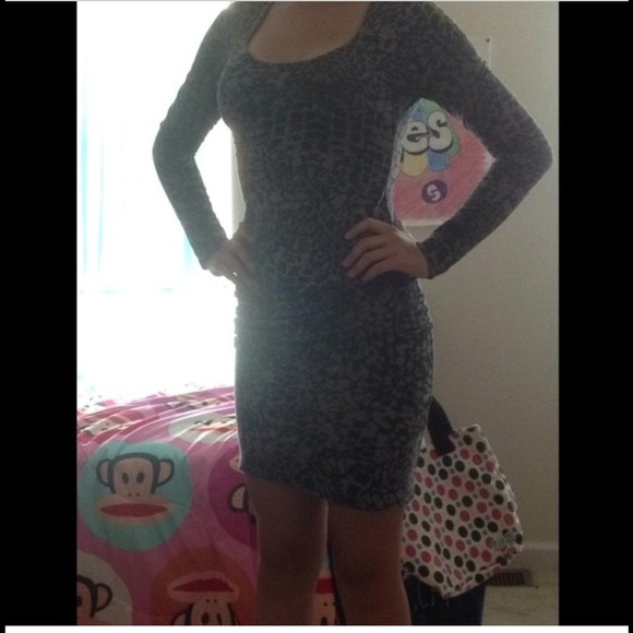 ✨I'm selling a long sleeve curve H&M. Dress🚫 HOLD