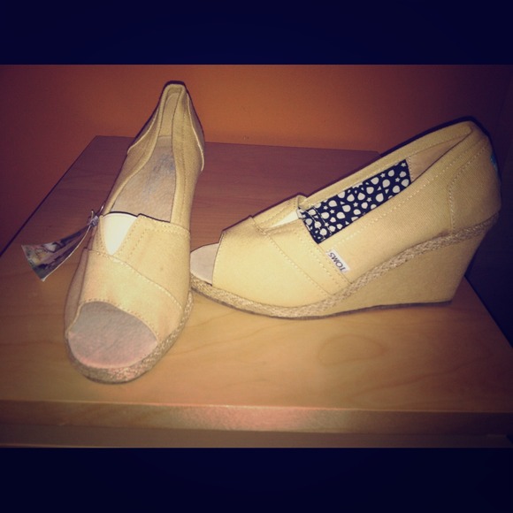 TOMS beige wedge, never been worn, in box