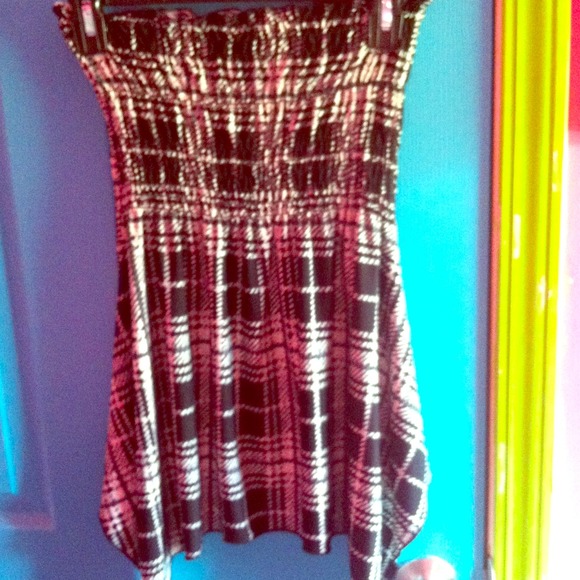 Strapless black and white pattern shirt