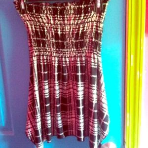 Strapless black and white pattern shirt