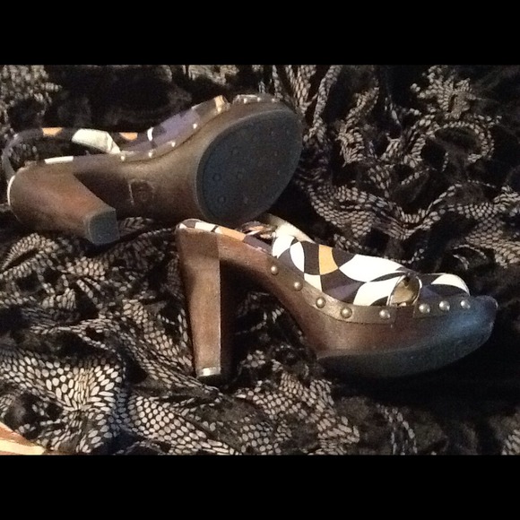 Sandals - Picture 2 of 3