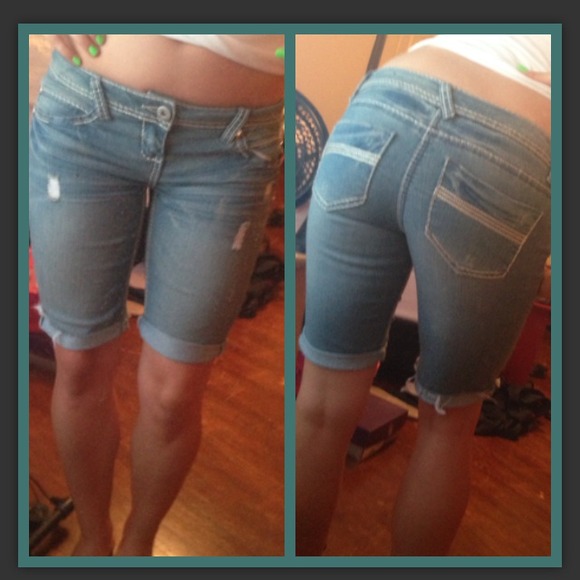 Denim board -above the knee ripped shorts