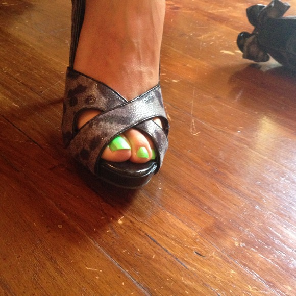 Leopard (purple/grey and black) peep toe heels - Picture 3 of 4