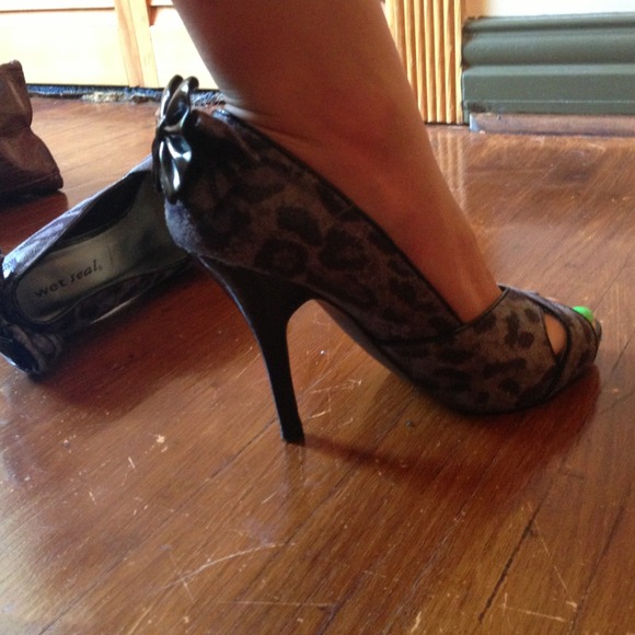 Leopard (purple/grey and black) peep toe heels - Picture 4 of 4