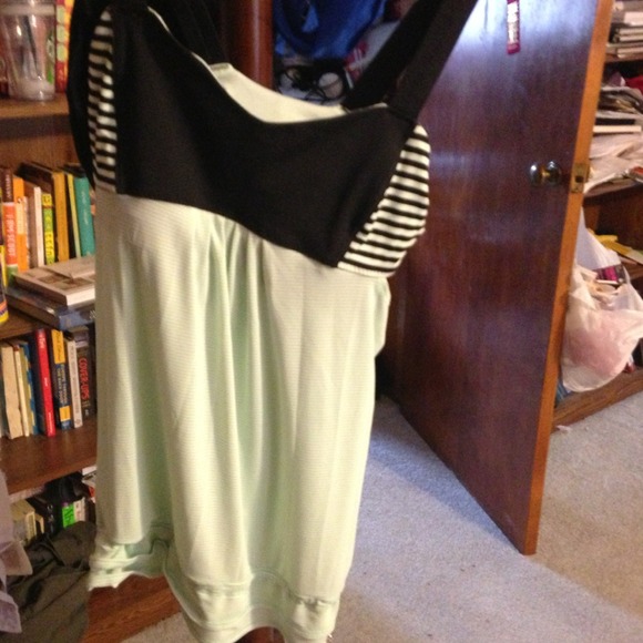 Black and teal LuLuLemon top - Picture 1 of 4
