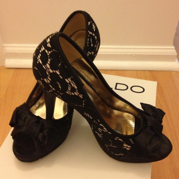 🎀 Champaign  satin lace pump.
